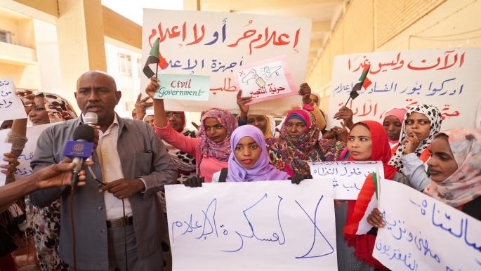 موظفو الإذاعة والتلفزيون في السودان لا لعسكرة الإعلام