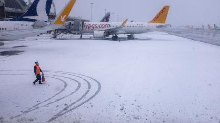 الثلوج في مطار صبيحة تركيا (Getty)