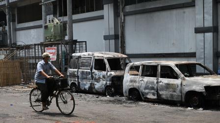 سيارات محترقة بميانمار (فرانس برس)