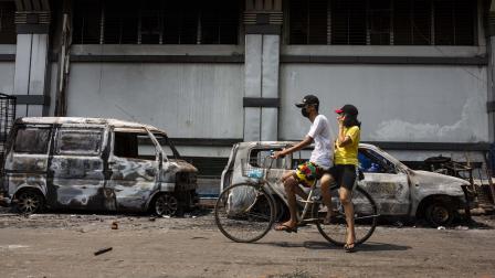 سيارات محترقة خلال أعمال قمع سابقة في ميانمار (Getty)