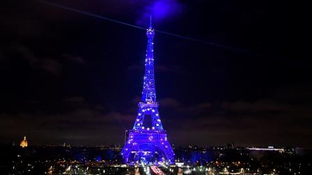 إضاءة برج إيفل باللون الأزرق الأوروبي