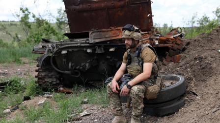 أحد الجنود الأوكرانيين (اناتولي ستيبانوف/ فرانس برس)