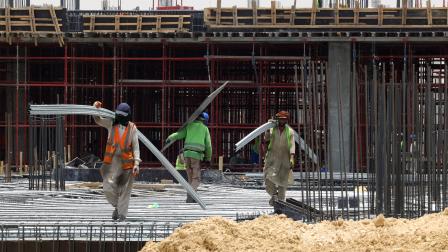 عمال أجانب في السعودية/ الرياض في 16 يونيو 2022 (فرانس برس)