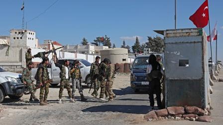 عناصر من الجيش الوطني السوري عن حاجز في عفرين، 19 أكتوبر 2022 (عمر حاج قدور/فرانس برس)