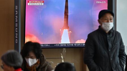 اختبار صاروخي لكوريا الشمالية على شاشاة تلفاز في سيول، 2 نوفمبر 2022 (Getty)