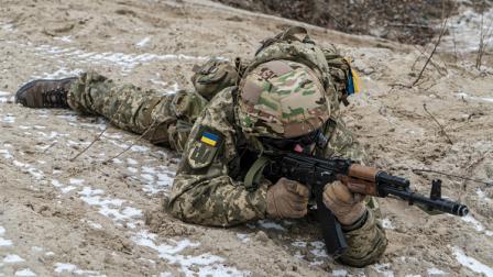 جندي بالجيش الأوكراني (بريندان هوفمان/ Getty)