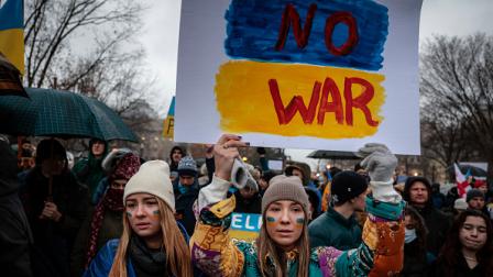 محتجون رافضون للحرب الروسية على أوكرانيا (انا مانيميكر/ Getty)