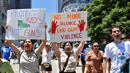 نشطاء يدعون لحظر انتشار الأسلحة (ساره موريس/ Getty)