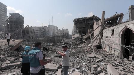 صحافيون فلسطينيون بعد غارة إسرائيلية على غزة، 15 أكتوبر 2023 (مؤمن فايز/Getty)