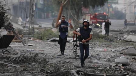 صحافيون يغطون الغارات في غزة، ديسمبر 2023 (محمد الزنون/Getty)