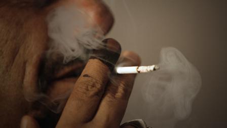 عراقي يدخن سيجارة في بغداد، في 7 مارس 2010 (فرانس برس)