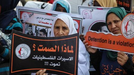 تحرك سابق دعماً للأسيرات في سجون الاحتلال (مصطفى حسونة/ الأناضول)