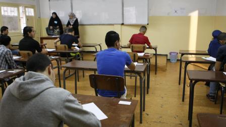 يجرون امتحانات البكالوريا في قاعة جنوب الجزائر  (العربي الجديد)