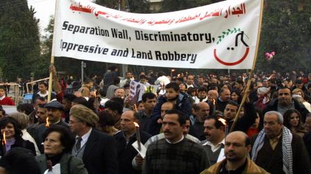 (مظاهرات في بيت ساحور احتجاجاً على جدار الفصل العنصري 2003، Getty)