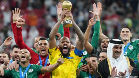 لحظة تسليم كأس العرب لعميد منتخب الجزائر (حسين بيضون/العربي الجديد)