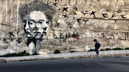 طفل وجدارية في عمّان في الأردن (أيسو بيتشر/ الأناضول)