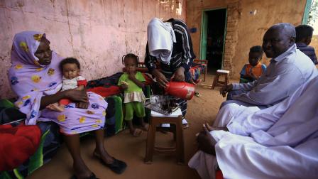 عائلة سودانية في السودان (أشرف شاذلي/ فرانس برس)