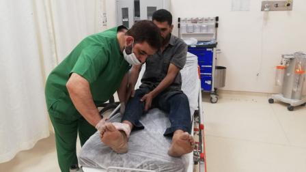 مريض وعامل صحي في مستشفى في محافظة حلب (مصطفى بطحيش/ الأناضول)