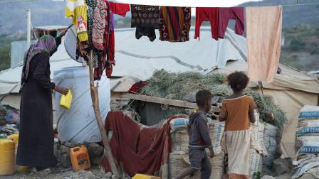 نازحون في مخيم في اليمن (عبد الناصر الصديق/ الأناضول)