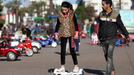 فتاة تلهو في الشارع في المغرب (فاليري شاريفولين/ Getty)