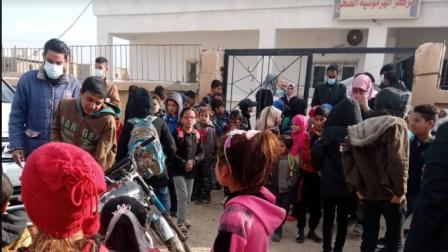 تزاحم أمام المركز الصحي لبلدة الهرموشية السورية (فواز المرسومي)