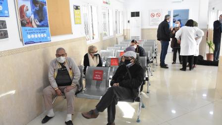 جزائريون ينتظرون لتلقي اللقاح (العربي الجديد)