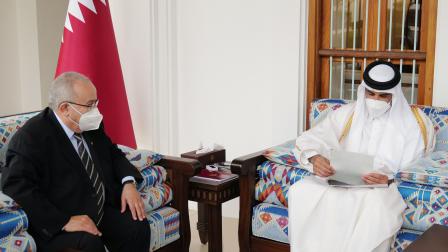 أمير قطر يتسلم رسالة الرئيس الجزائري من وزير الخارجية رمطان لعمامرة (الديوان الأميري)