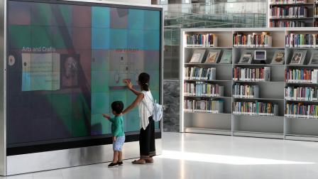 طفلان في مكتبة قطر الوطنية (Getty)