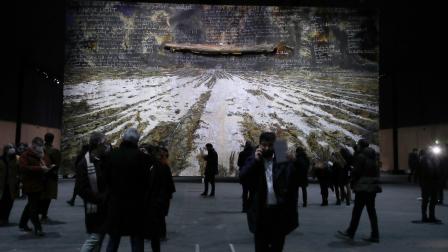 زوّار أمام أحد أعمال أنسليم كيفر (من المعرض، Getty)