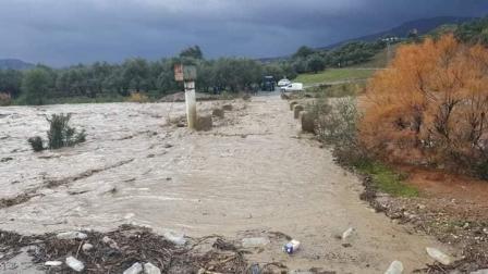 قطعت فيضانات الأودية العديد من طرق تونس (فيسبوك)