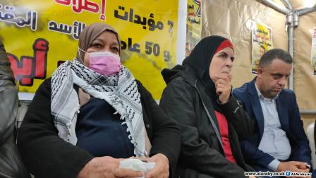 والدة الأسير ناصر أبو حميد خلال اعتصام للتضامن معه (العربي الجديد)