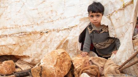 الخيام المهترئة لا تقي النازحين السوريين من المطر أو البرد (العربي الجديد)