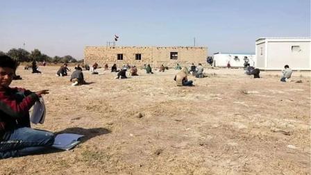 طلاب يفترشون الأرض في العراق (تويتر)