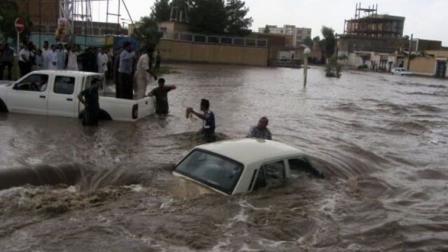 قطعت السيول شوارع المدن في إيران (تويتر)