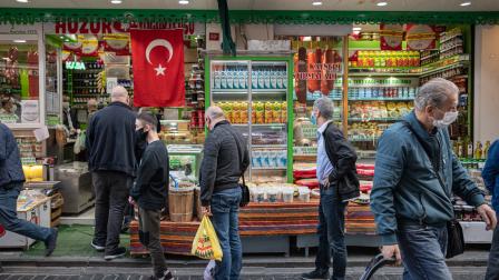 سوق في حي الفاتح التاريخي بإسطنبول/ Getty 