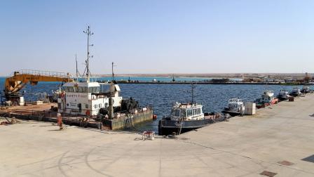 Boats are moored at al-Sidra oil port, near Libya's northern town of Ras Lanuf, on September 24, 2020. - Libyas state oil firm lifted force majeure on what it deemed secure oil ports and facilities on September 20, a day after strongman Khalifa Haftar said he was lifting a blockade on oilfields and ports. The blockade, which has resulted in more than $9.8 billion in lost revenue according to the state-run National Oil Corporation (NOC), has exacerbated electricity and fuel shortages in the country. (Photo b