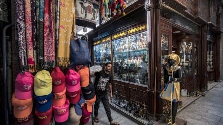 متجر ملابس وتحف في منطقة خان الخليلي بوسط القاهرة (خالد دسوقي/ فرانس برس)