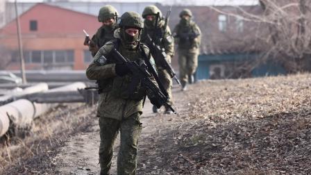 القوات الروسية في مدينة ألماتا الكازاخية (فاليري شاريفولين/Getty)