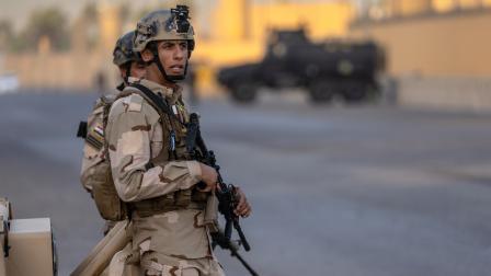 جنديان عراقيان في المنطقة الخضراء في بغداد (جون مور/Getty)