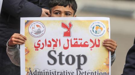 فتى فلسطيني في تحرك ضد الاعتقال الإداري (علي جاد الله/ الأناضول)