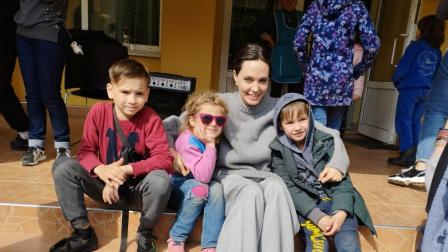 أنجلينا جولي تزور لفيف وتلتقي نازحين أوكرانيين (رويترز)