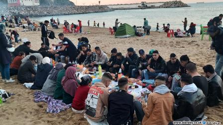 إفطار جماعي على الشاطئ (العربي الجديد)