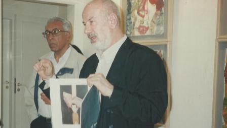 مروان قصّاب باشي خلال معرض له، ربيع 1994، وإلى جانبه عبد الرحمن منيف (غاليري أتاسي)