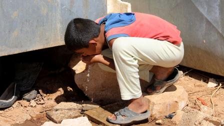 طفل سوري ومياه شرب في درعا جنوبي سورية (عمّار العلي/ الأناضول)