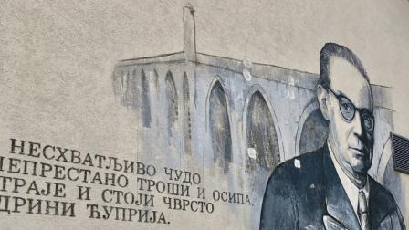 إيفو أندرييش في جدارية بمدينة فيشغراد (اليوم في المجر) التي كتب عنها أندريتش 