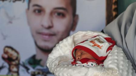 	 إيمان زوجة الأسير الفلسطيني محمد القدرة تحمل مولودها من النطف المهربة في مخيم خان يونس، 2021 (Getty)