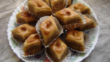 تتصدر "البقلاوة" قائمة الحلويات التقليدية في الجزائر (تويتر)