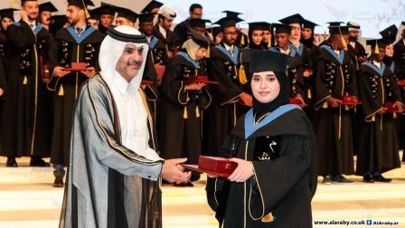 رئيس الوزراء القطري الشيخ خالد بن خليفة مع إحدى الخريجات (العربي الجديد)