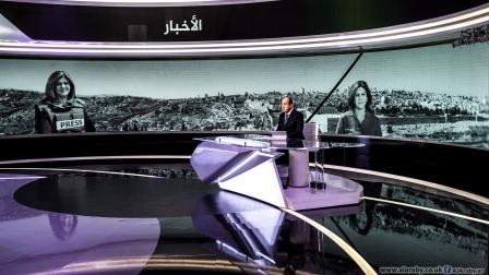خلال الوقفة التي نظمها صحافيو "الجزيرة" في الدوحة (العربي الجديد)