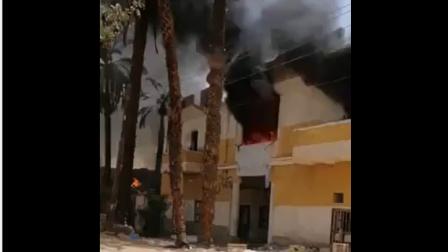 أحرق الأهالي منزل الرجل الذي استولى على أموالهم (فيسبوك)